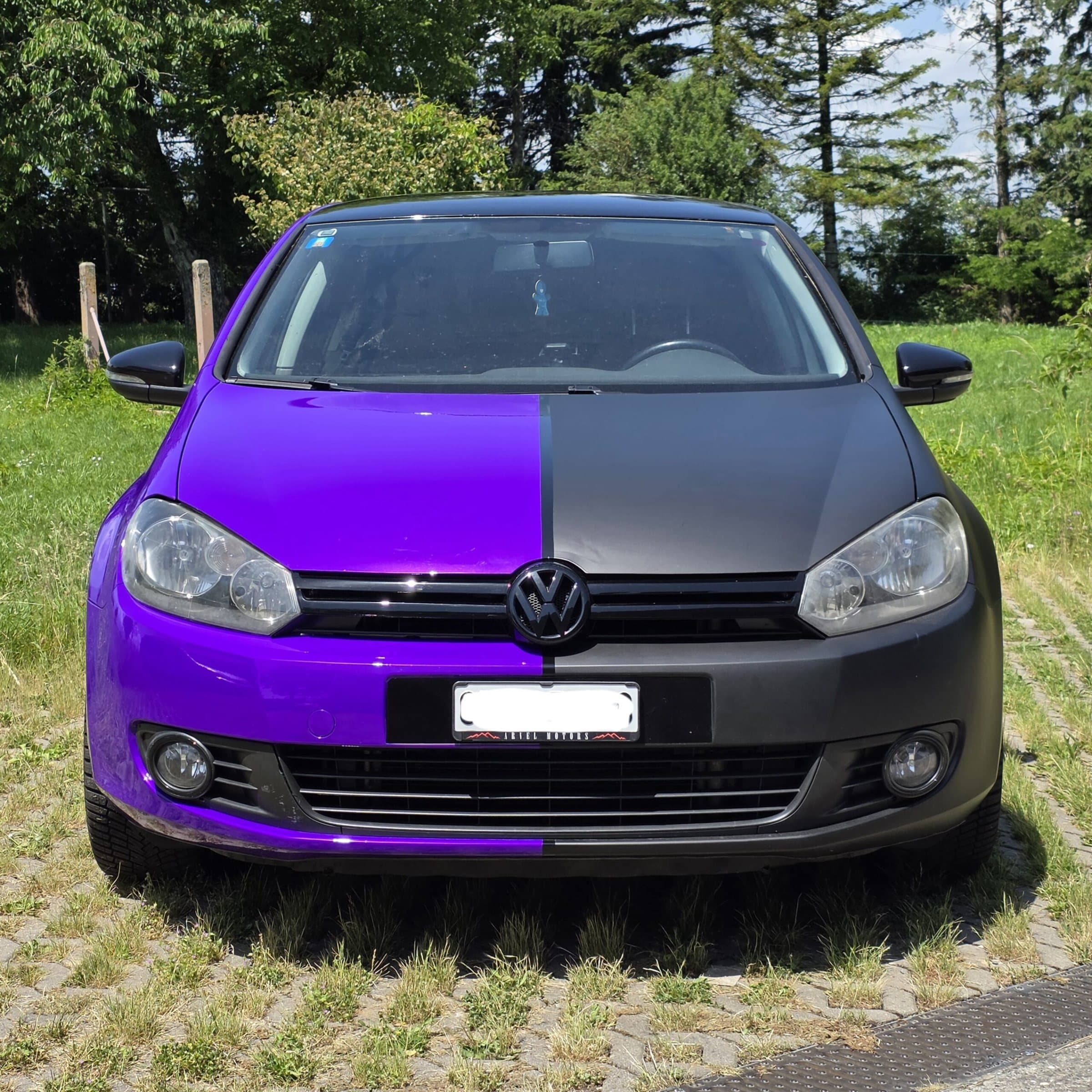 VW Golf · violet / noir, covering voiture par CreaWrap à Genève