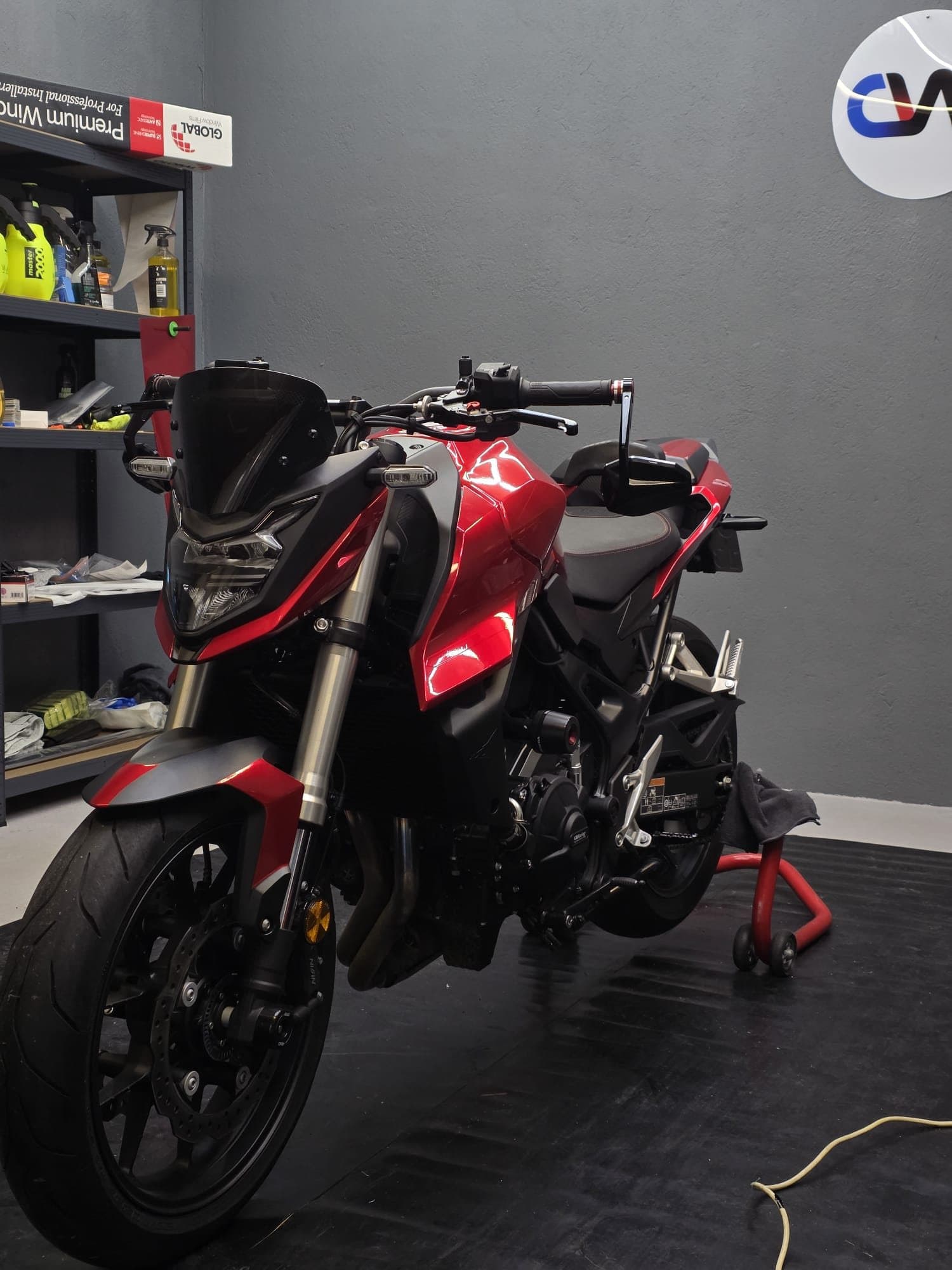 Hornet 750 · rouge, covering moto par CreaWrap à Genève