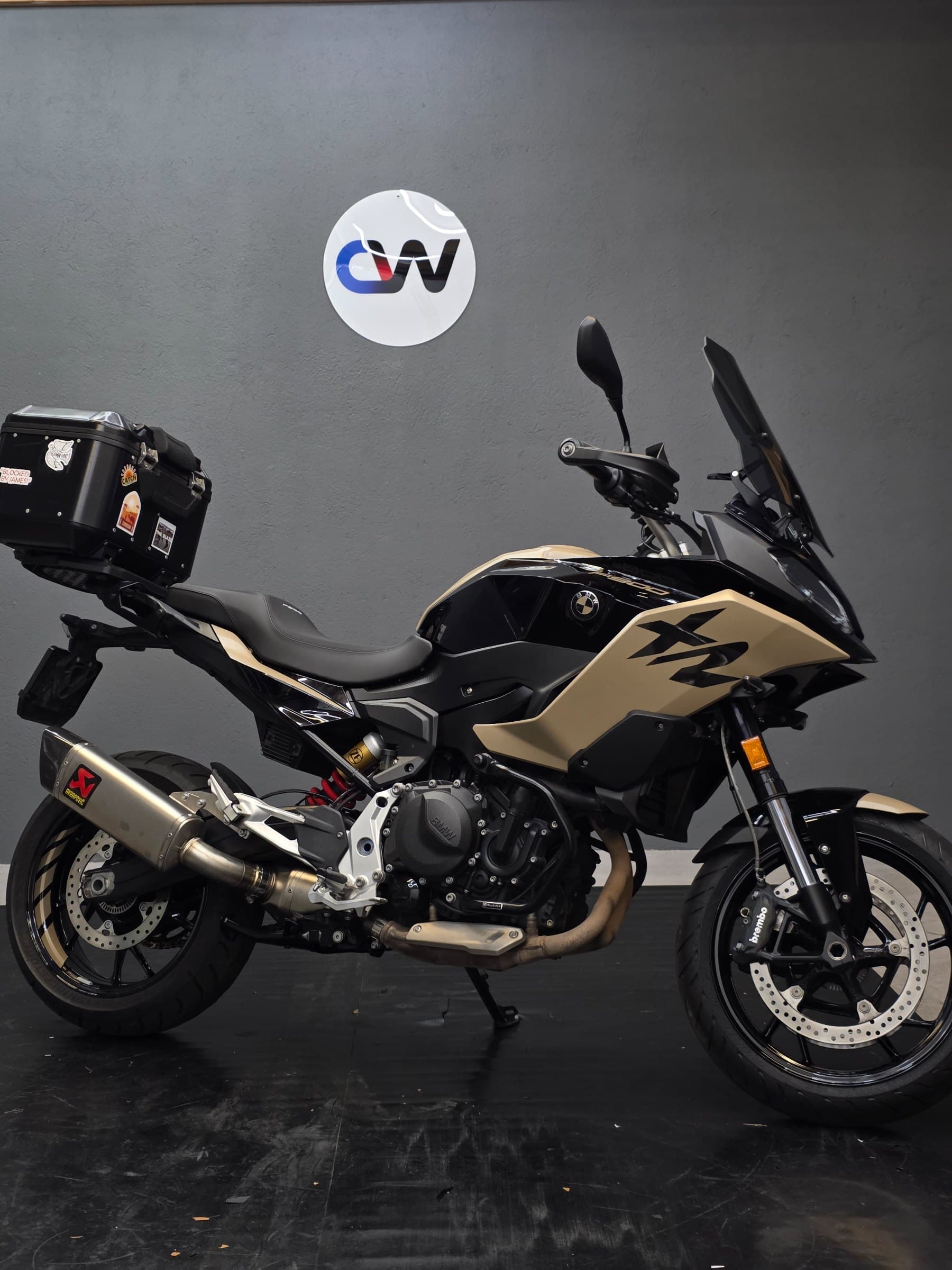 F900XR - Beige satin, covering moto par CreaWrap à Genève